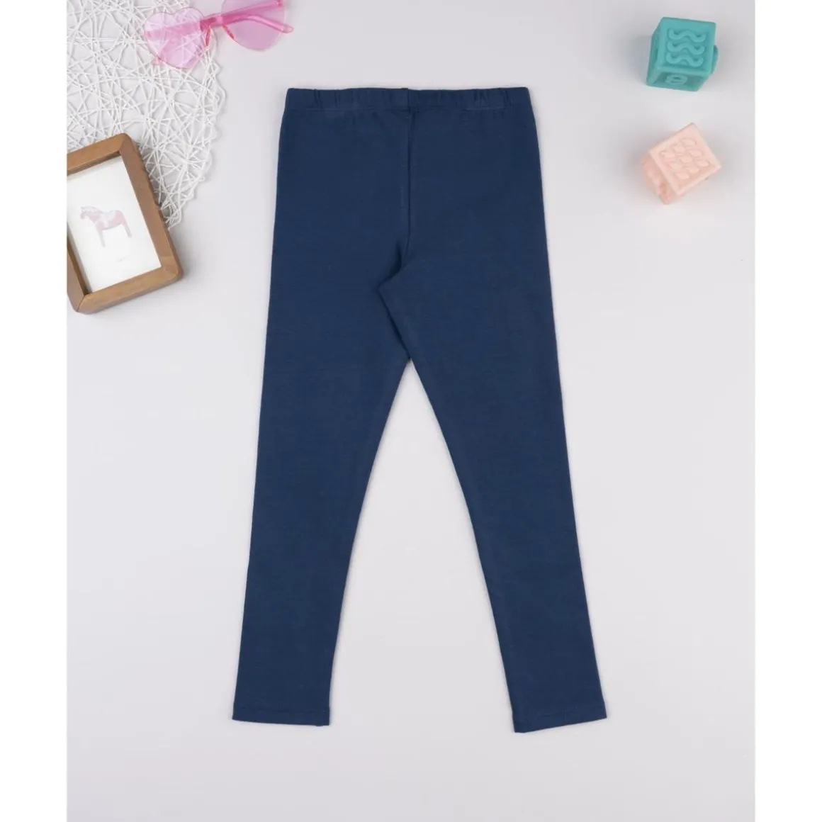 Legging felpado azul con bordado floral para niña