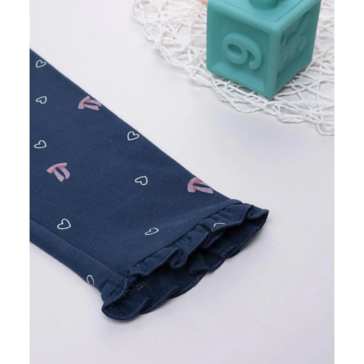 Leggings azules con lazos y corazones para niña