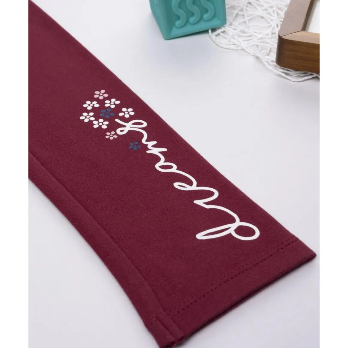 Leggings burdeos de niña con bordado