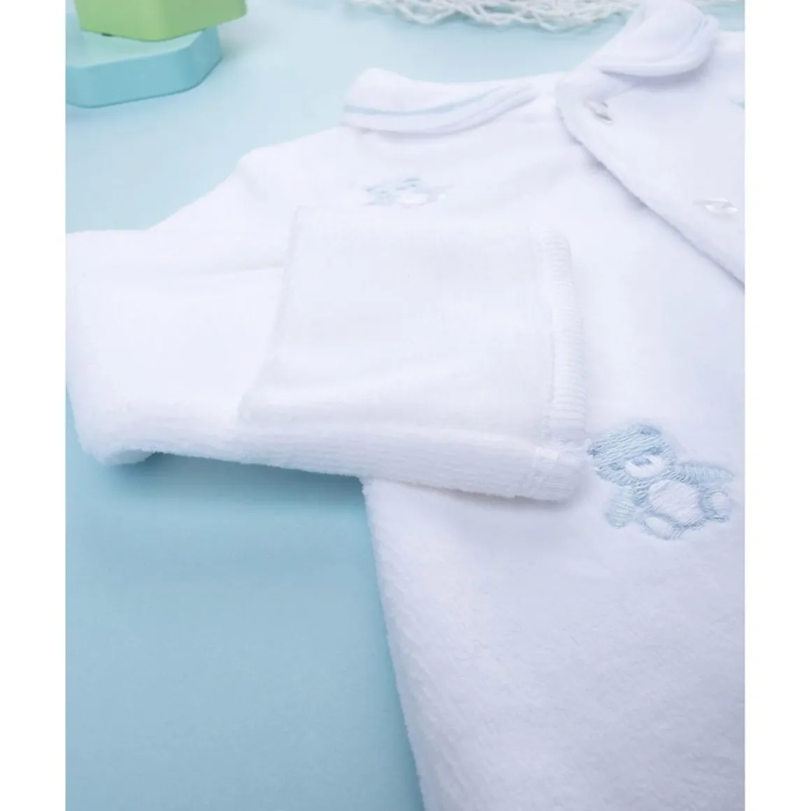 Mameluco de bebé blanco con osito de regalo