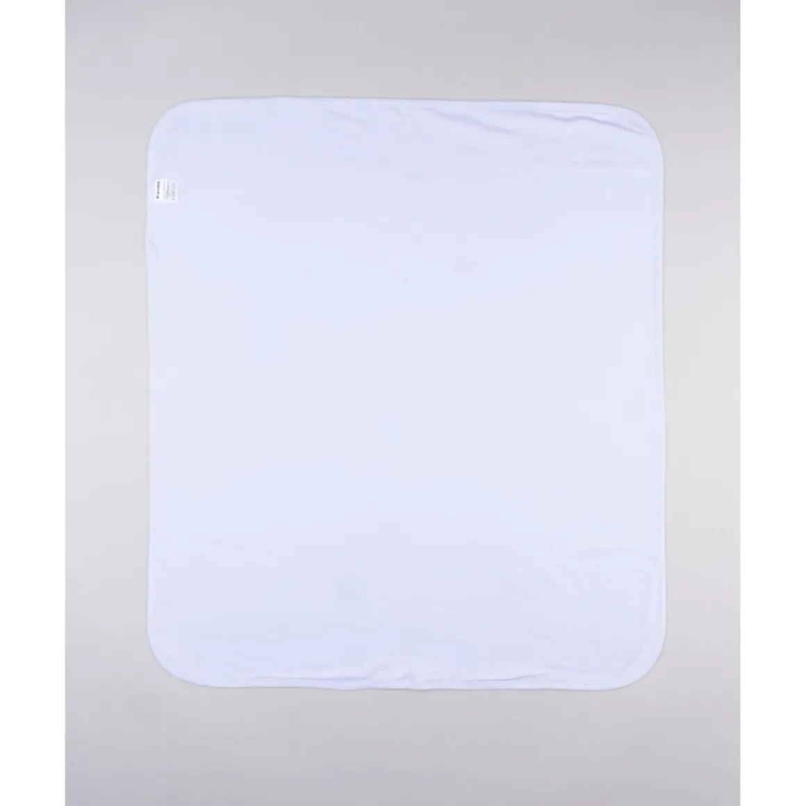 Manta blanca con estampado gris para recién nacido