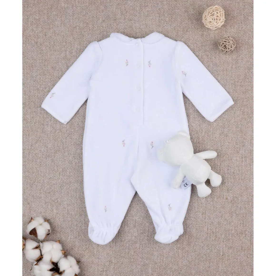 Monito de bebé blanco con osito de regalo