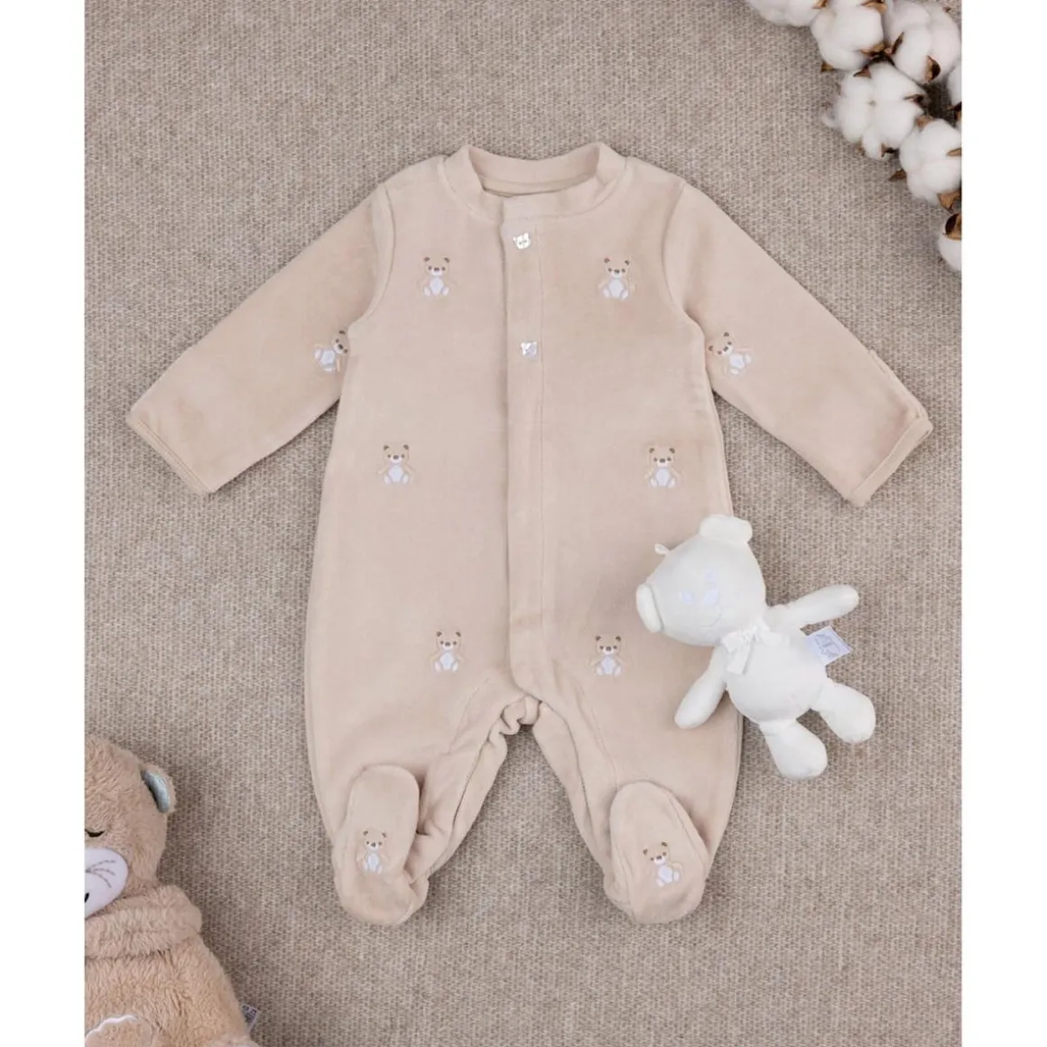 Mono de bebé beige con osito de regalo