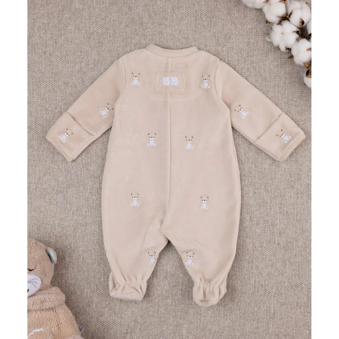 Mono de bebé beige con osito de regalo