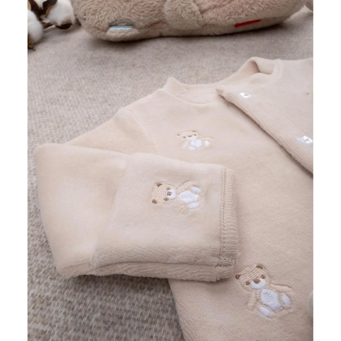 Mono de bebé beige con osito de regalo