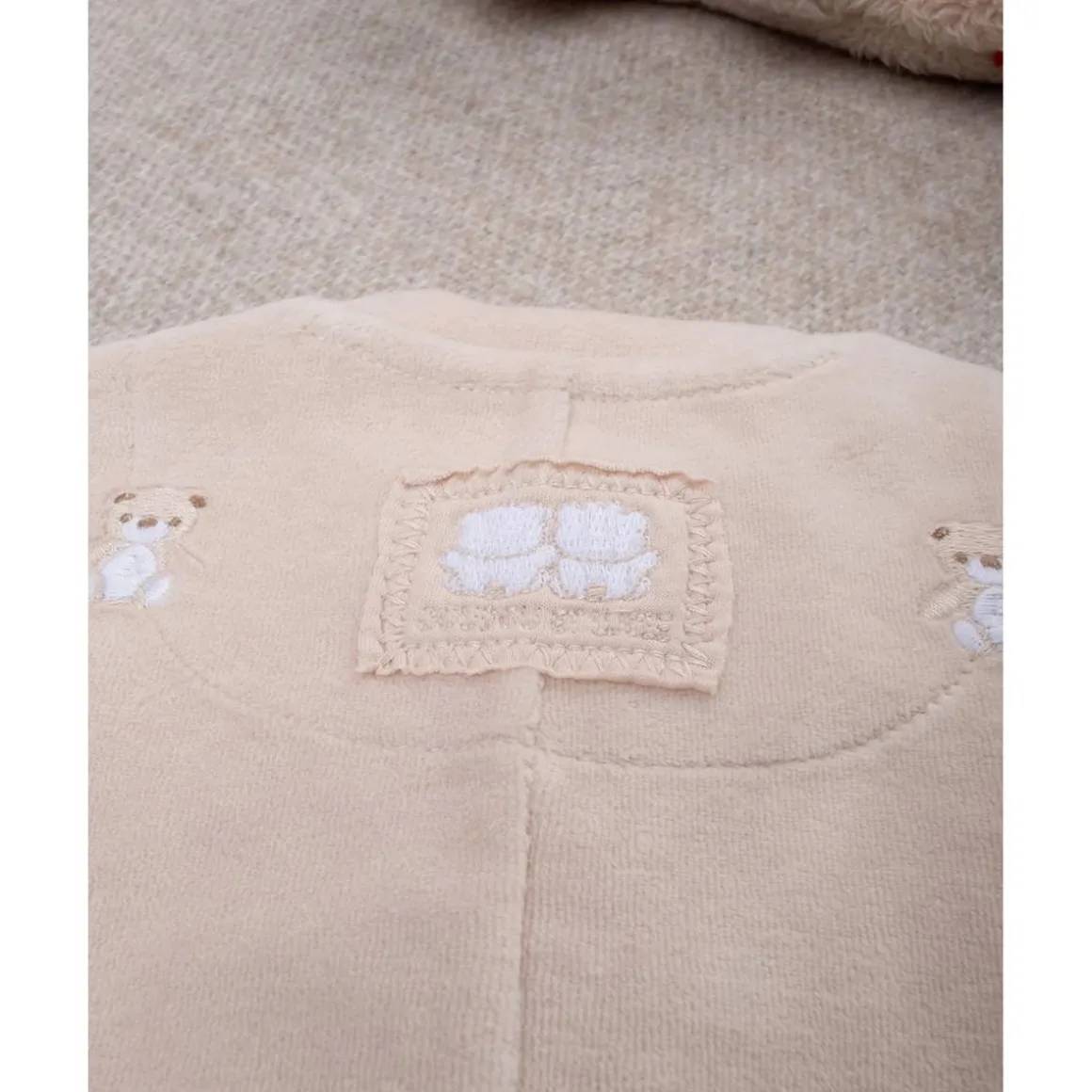 Mono de bebé beige con osito de regalo