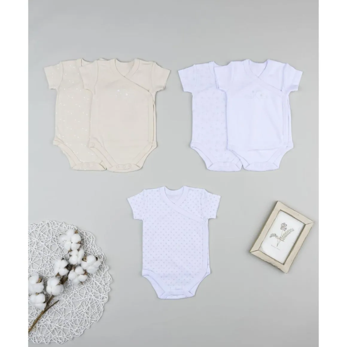 Pack 5 bodies de manga corta para niña en beige y blanco