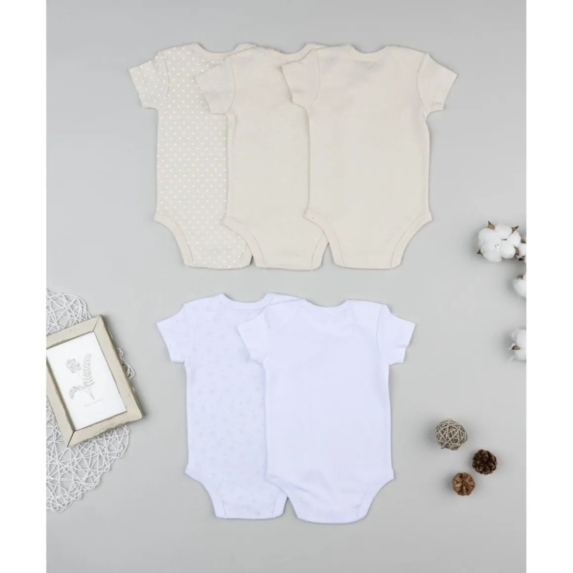 Pack de 5 bodies para reciénita beige y blanco