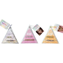 Pack de pulseras con mensaje multicolor en estudio ㅤ