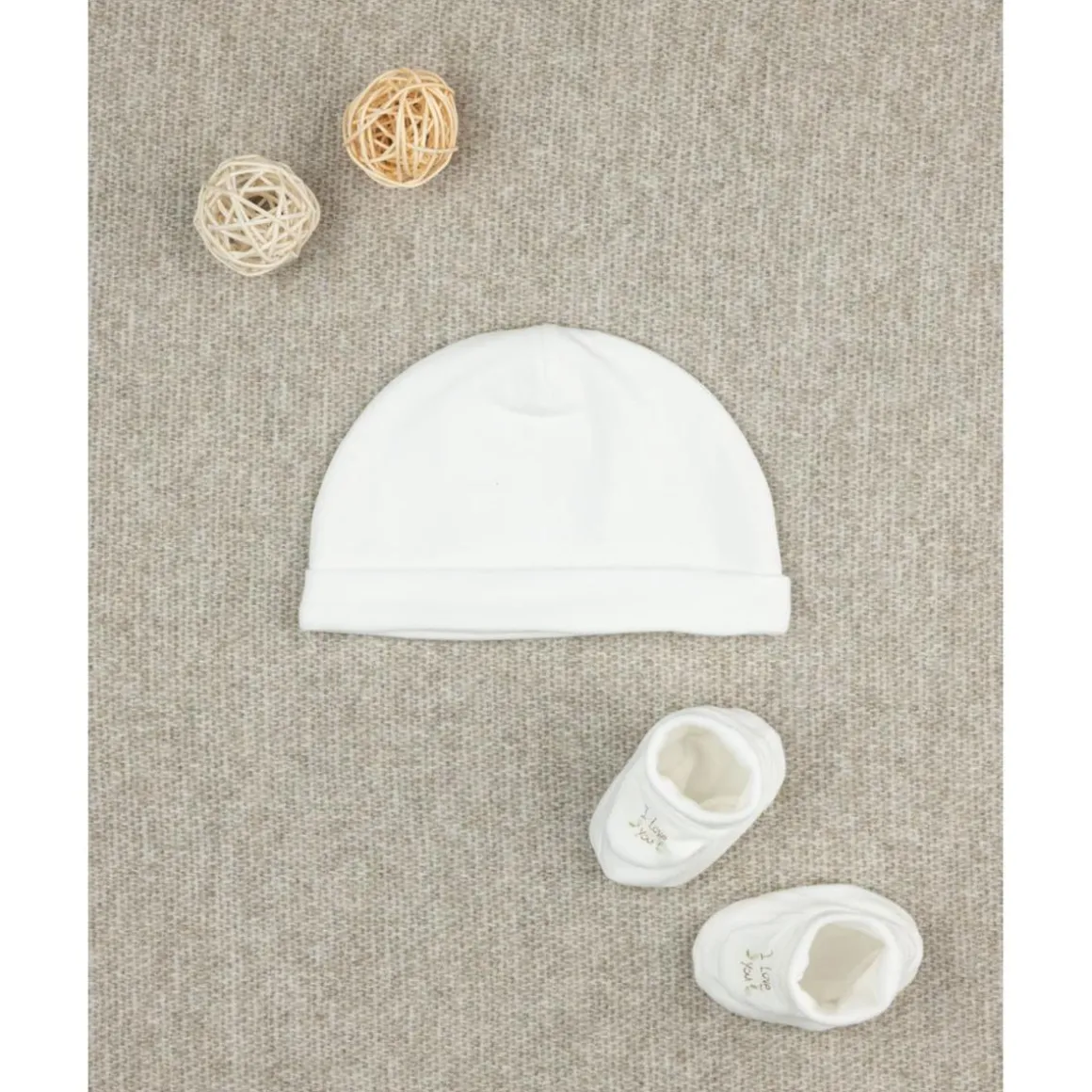 Pack gorro y zapatitos niña con bordado