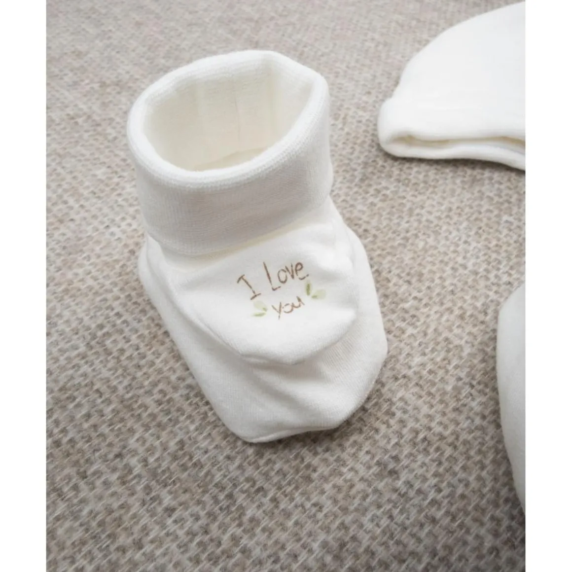 Pack gorro y zapatitos niña con bordado