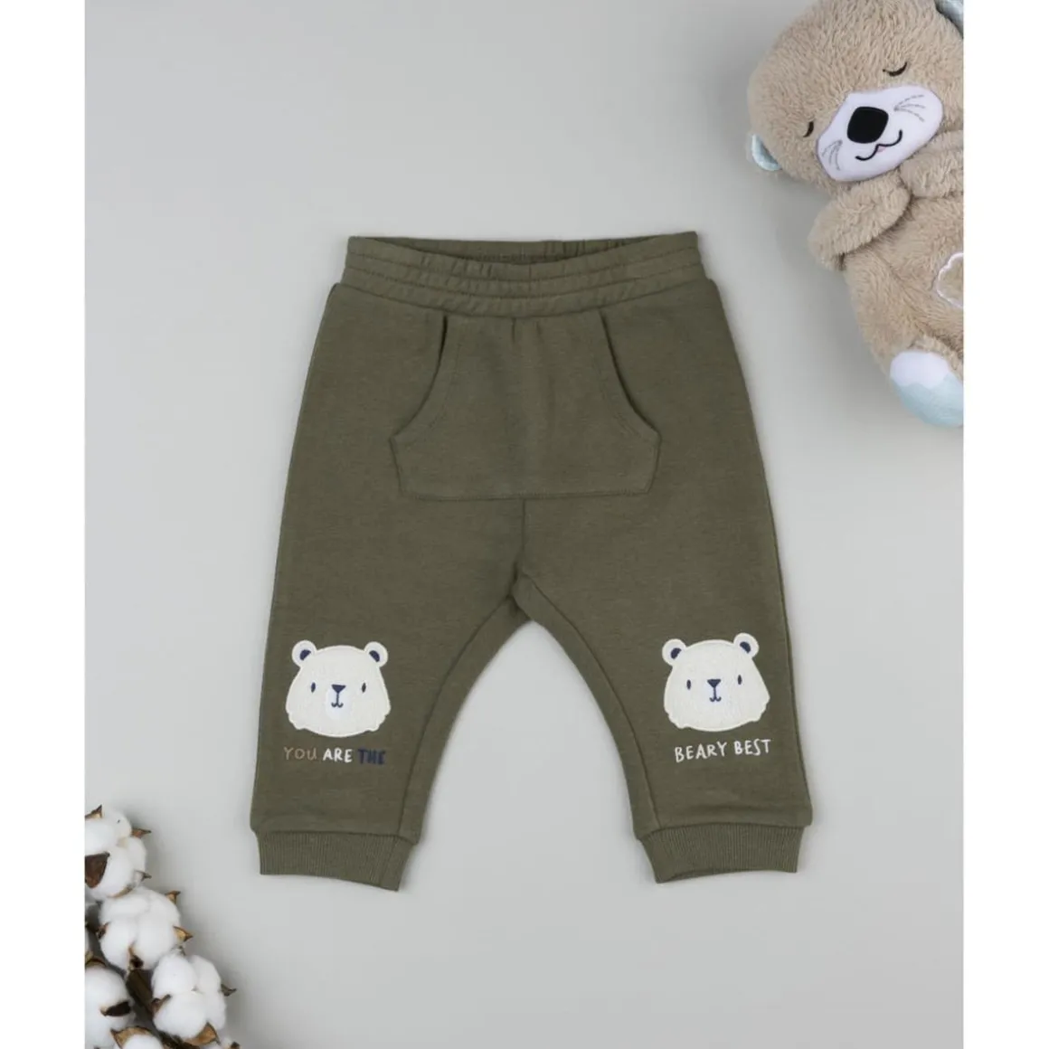 Pantalón bebé verde con bolsillo grande