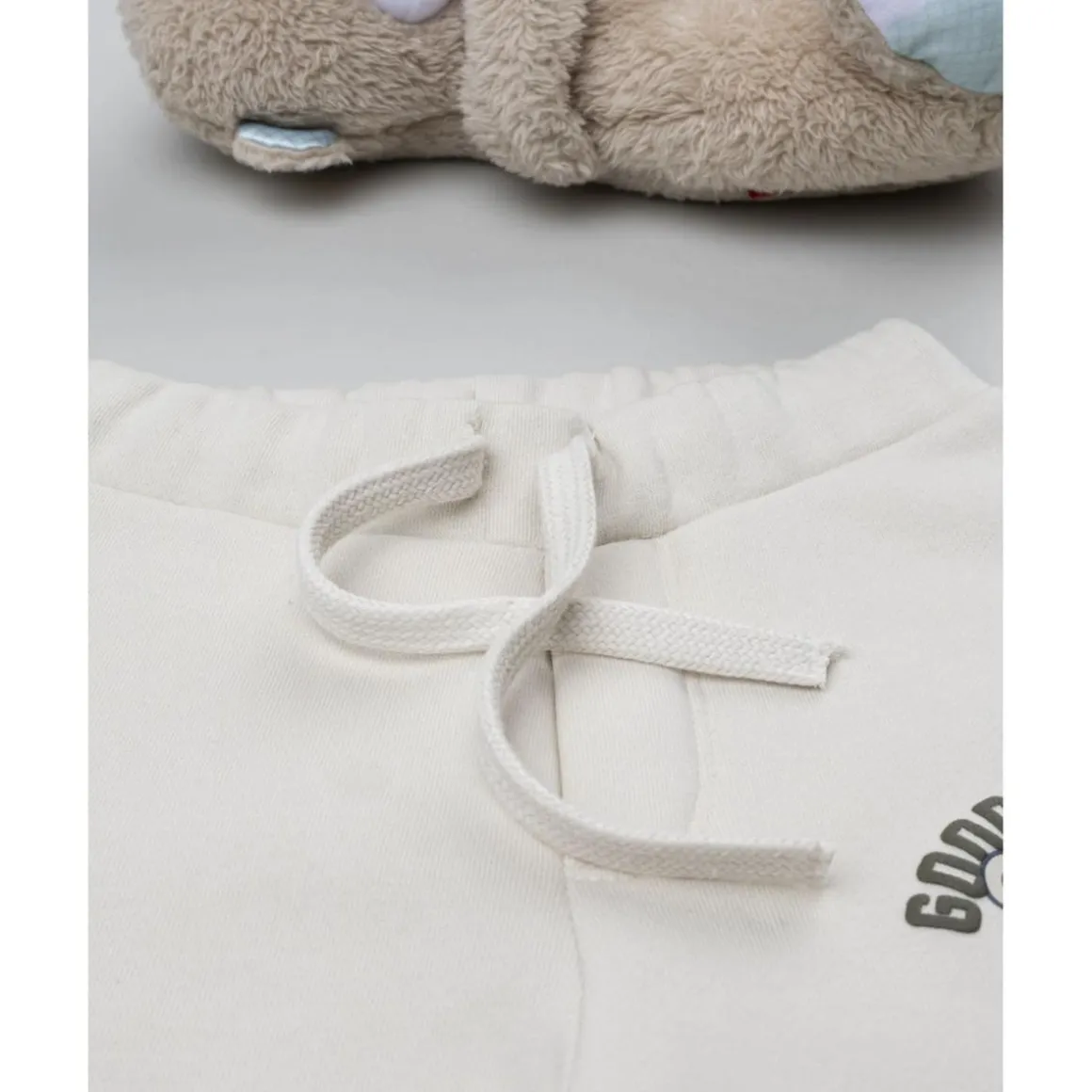Pantalón beige con estampado para niño