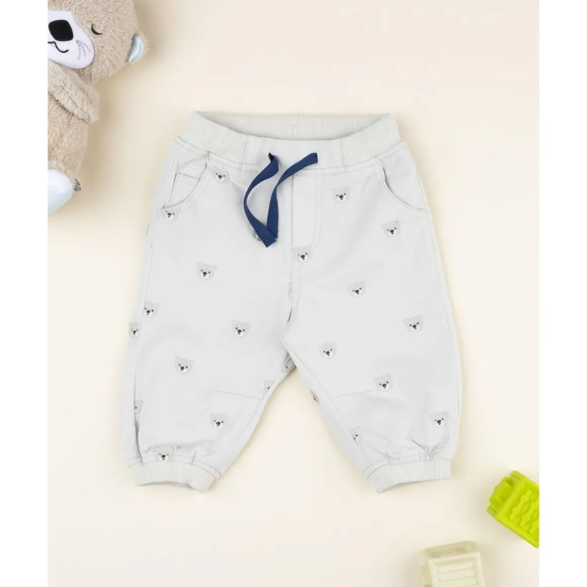 Pantalón beige de niño con estampado allover de ositos