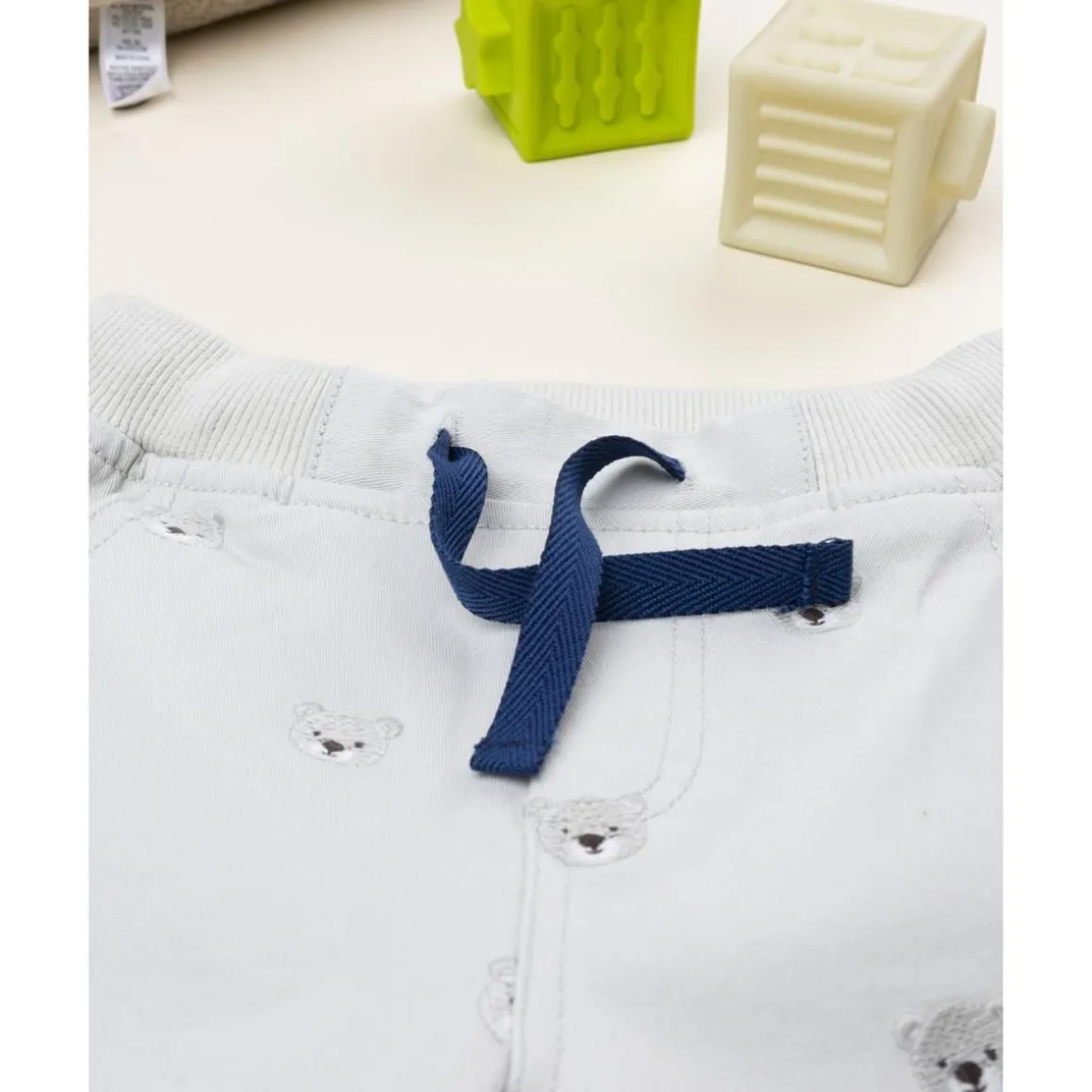 Pantalón beige de niño con estampado allover de ositos
