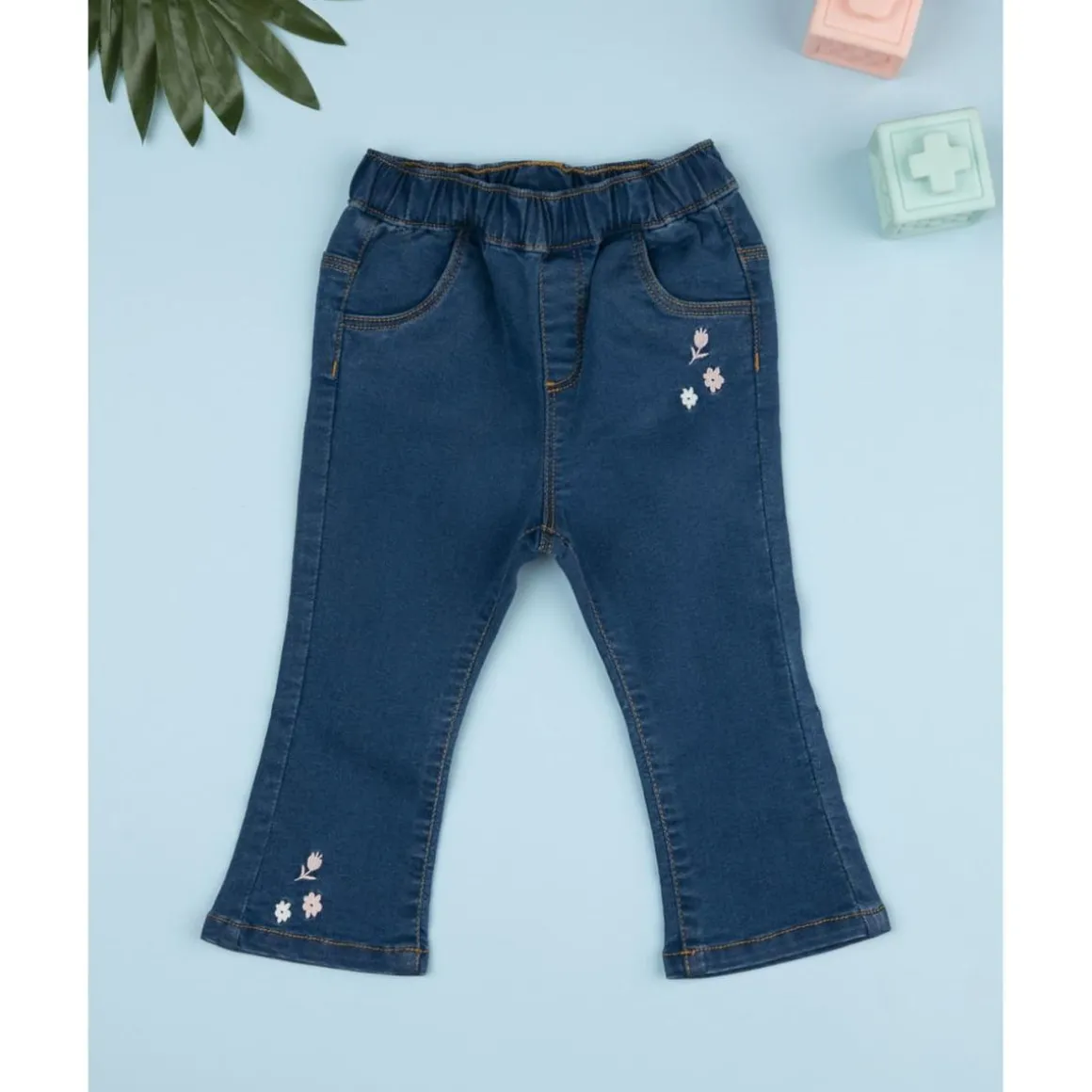 Pantalón campana denim niña con bordados florales