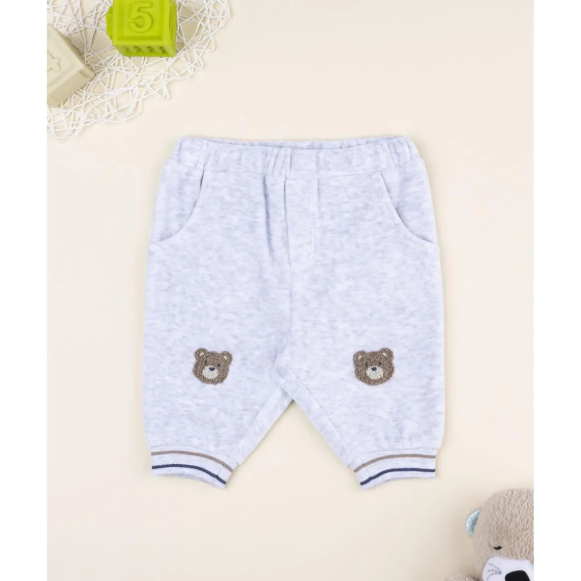 Pantalón de terciopelo gris claro con parche de osito
