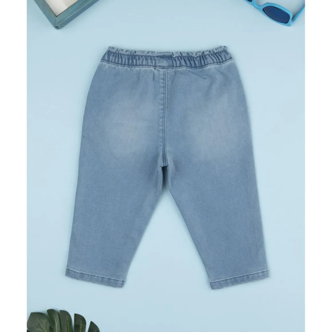 Pantalón denim claro niña con flores bordadas