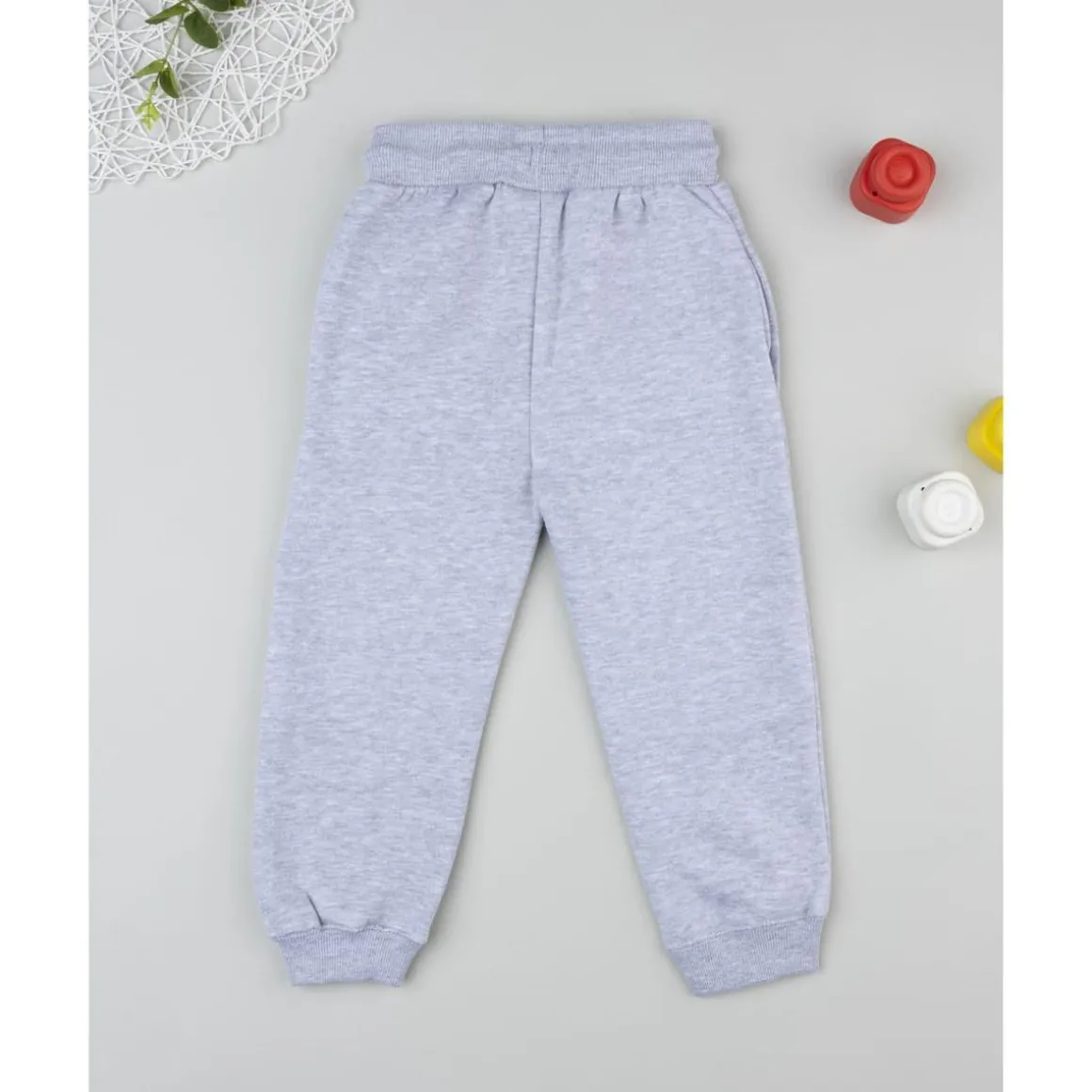 Pantalón gris de niño con estampado Pokémon