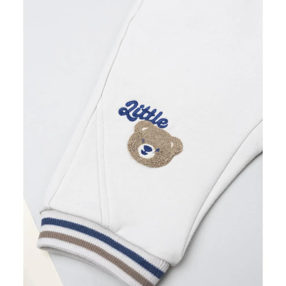 Pantalón gris para niño con parche de oso