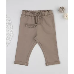 Pantalón marrón con corazón bordado para niña
