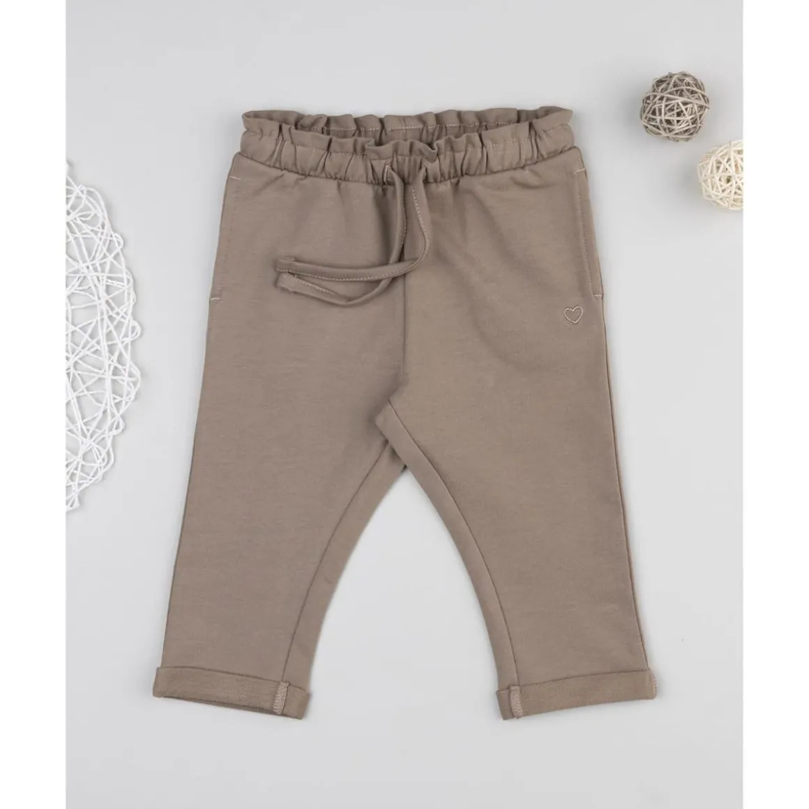 Pantalón marrón con corazón bordado para niña