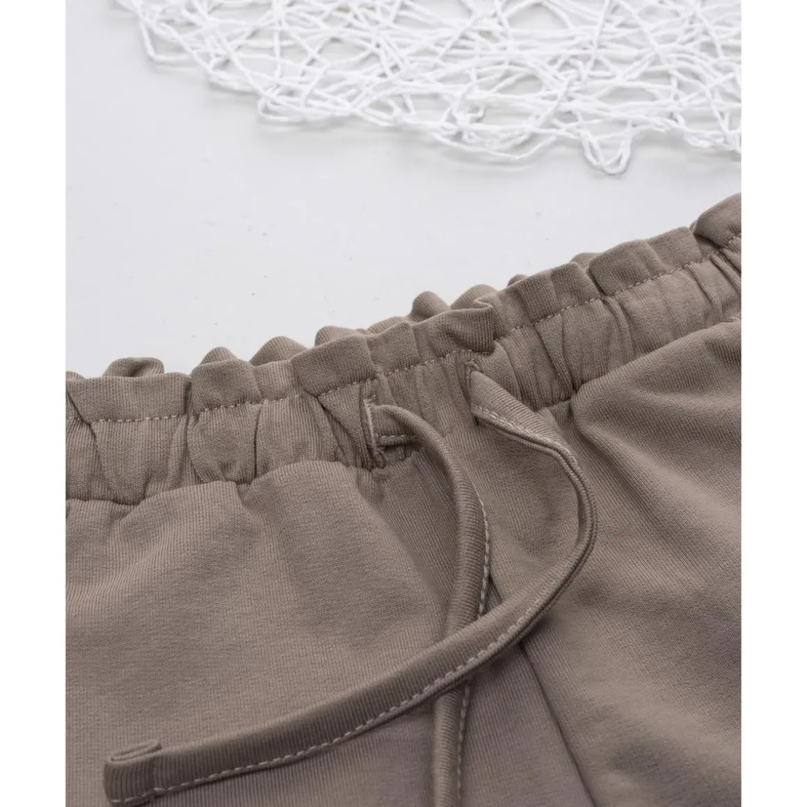 Pantalón marrón con corazón bordado para niña
