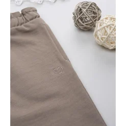 Pantalón marrón con corazón bordado para niña
