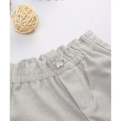 Pantalón niña beige con bolsillos y bordados