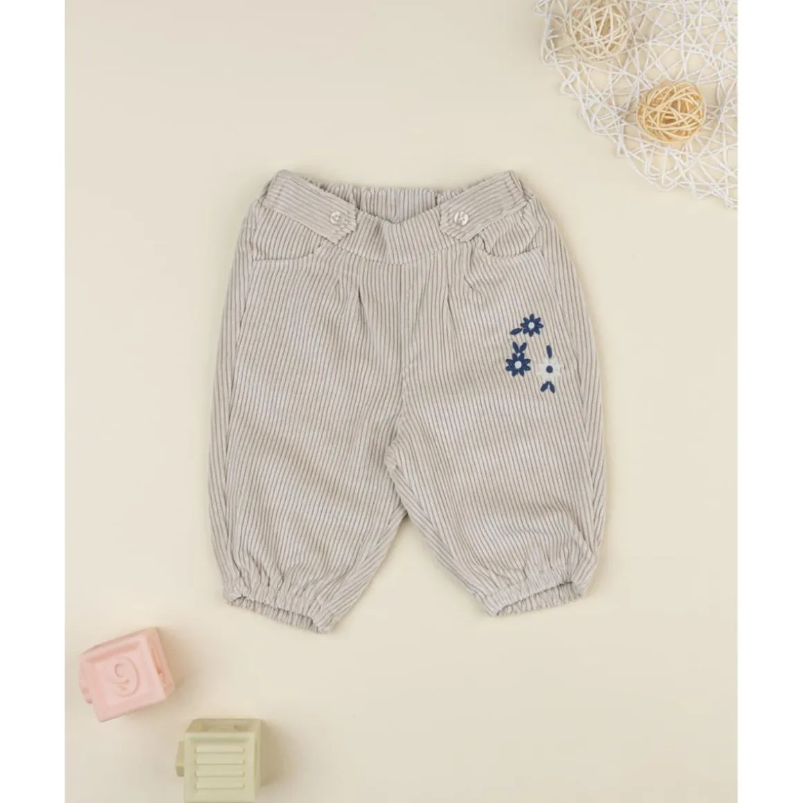 Pantalón niña beige de canalé con bordados