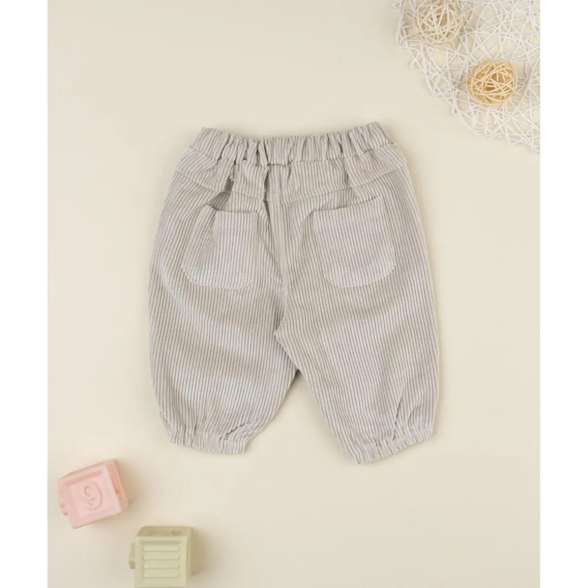 Pantalón niña beige de canalé con bordados