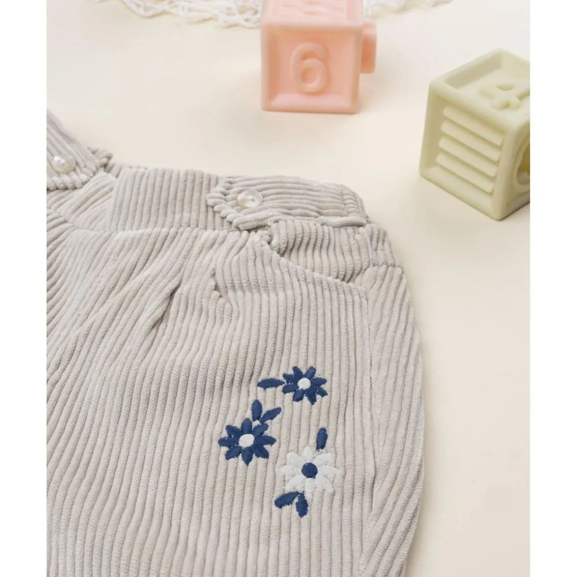 Pantalón niña beige de canalé con bordados