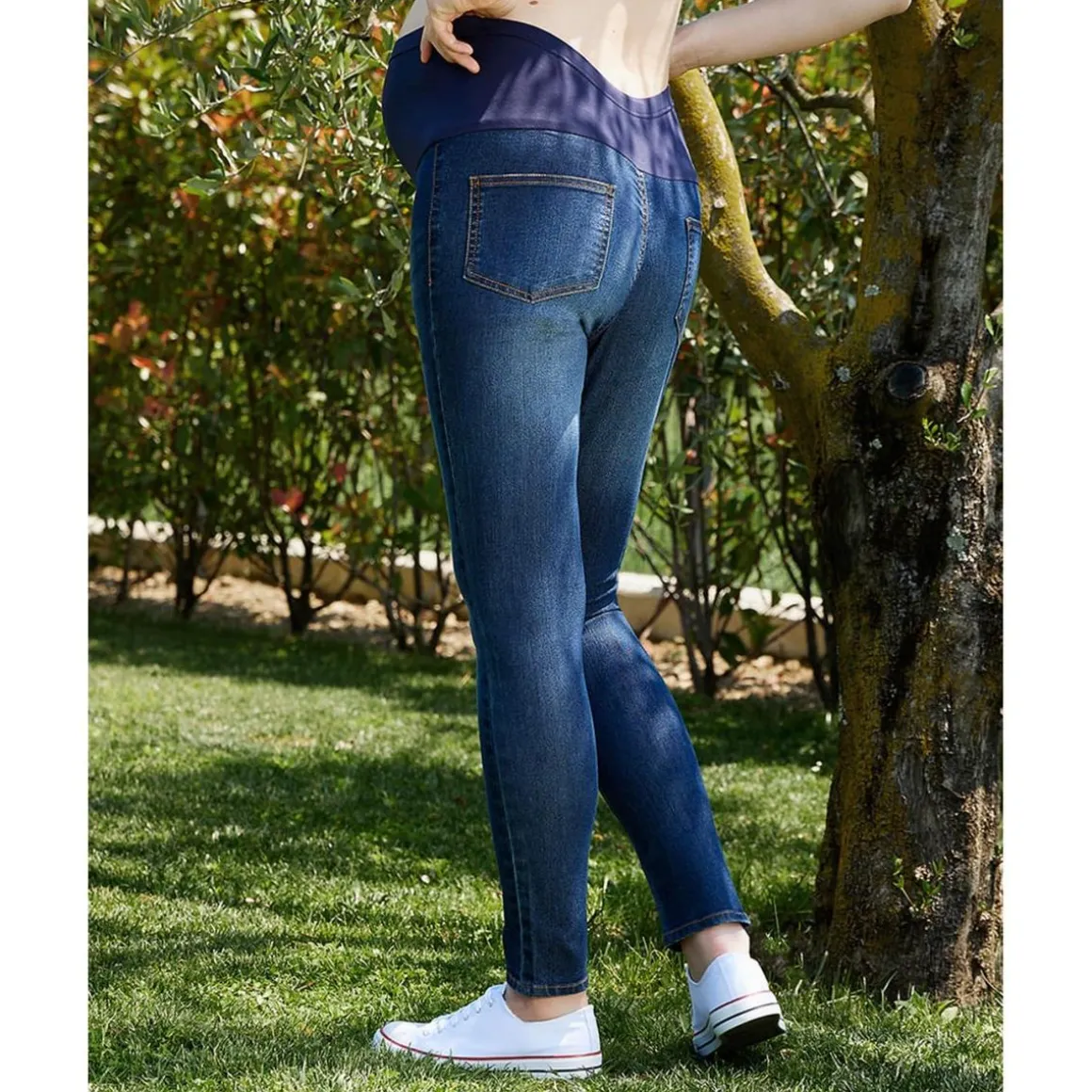 Pantalón premamá en denim elástico con banda alta en la cintura