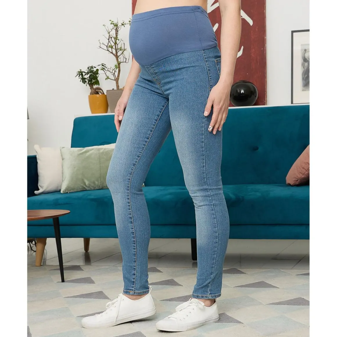 Pantalón premamá en denim elástico con banda alta en la cintura