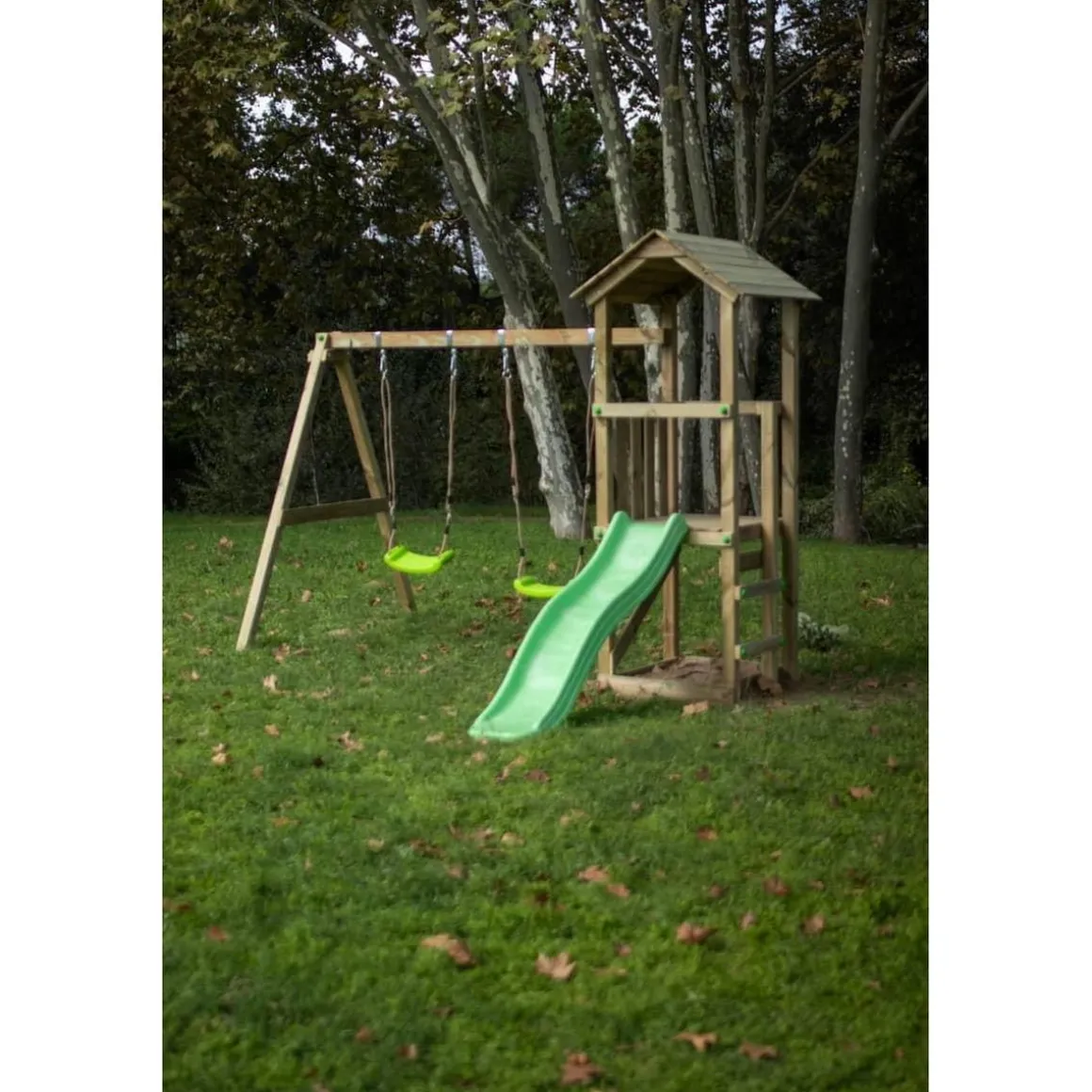 Parque infantil Carlit de madera columpios y tobogán