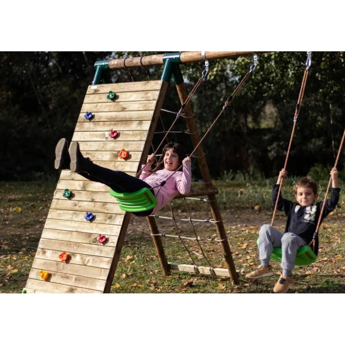 Parque infantil de madera columpios y escalada Timbu