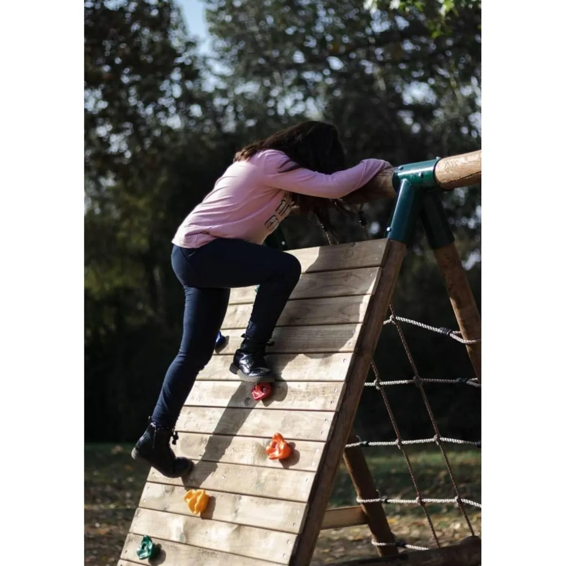 Parque infantil de madera columpios y escalada Timbu