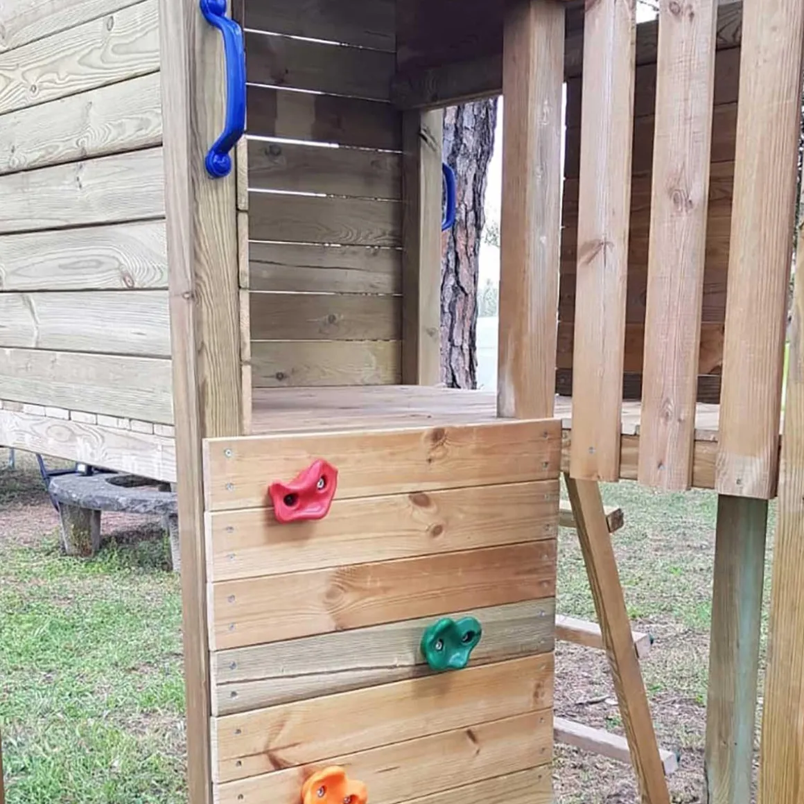 Parque juegos infantil de madera Taga con pared de escalada