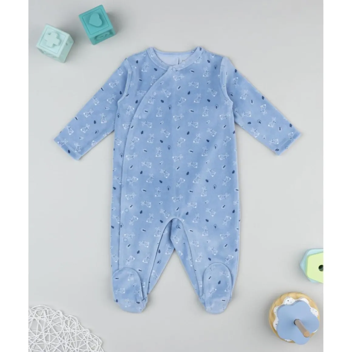 Pelele azul de niño con conejitos