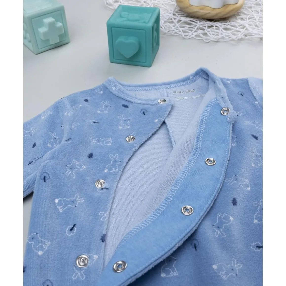 Pelele azul de niño con conejitos