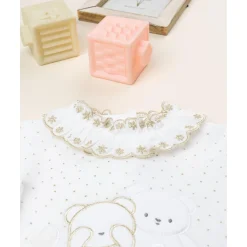 Pelele bebé de terciopelo blanco con bordado dorado