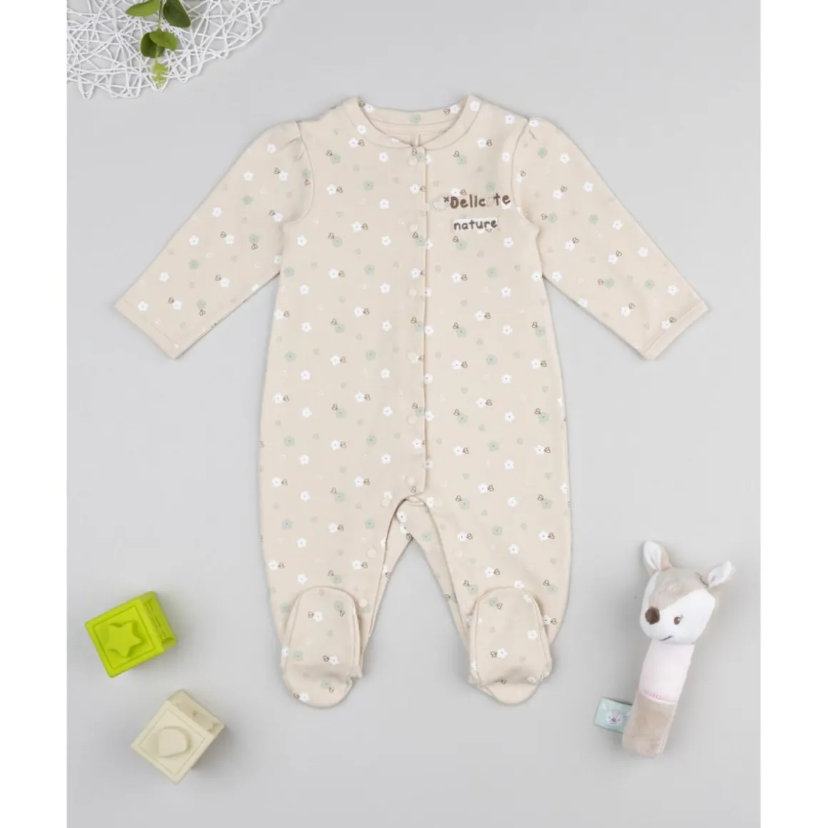 Pelele beige flores