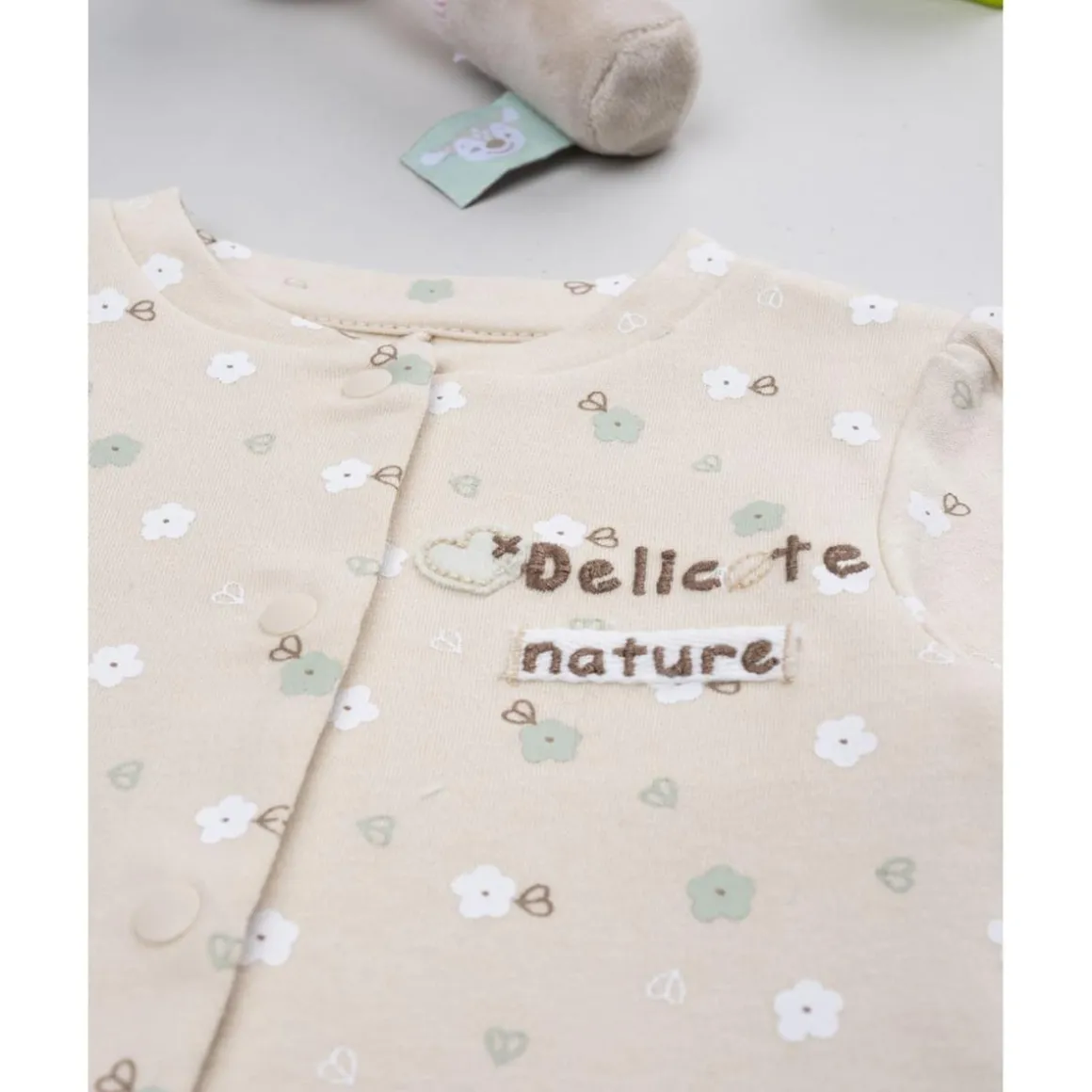 Pelele beige flores