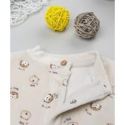 Pelele de terciopelo beige con estampado animalitos