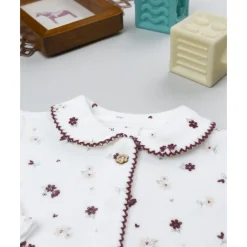 Pelele de terciopelo blanco con flores para recién nacida
