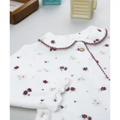 Pelele de terciopelo blanco con flores para recién nacida