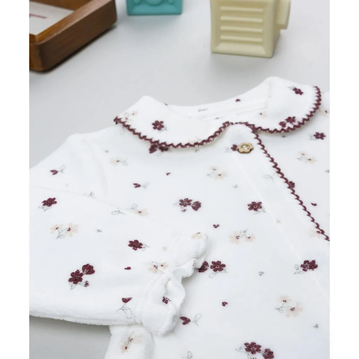 Pelele de terciopelo blanco con flores para recién nacida