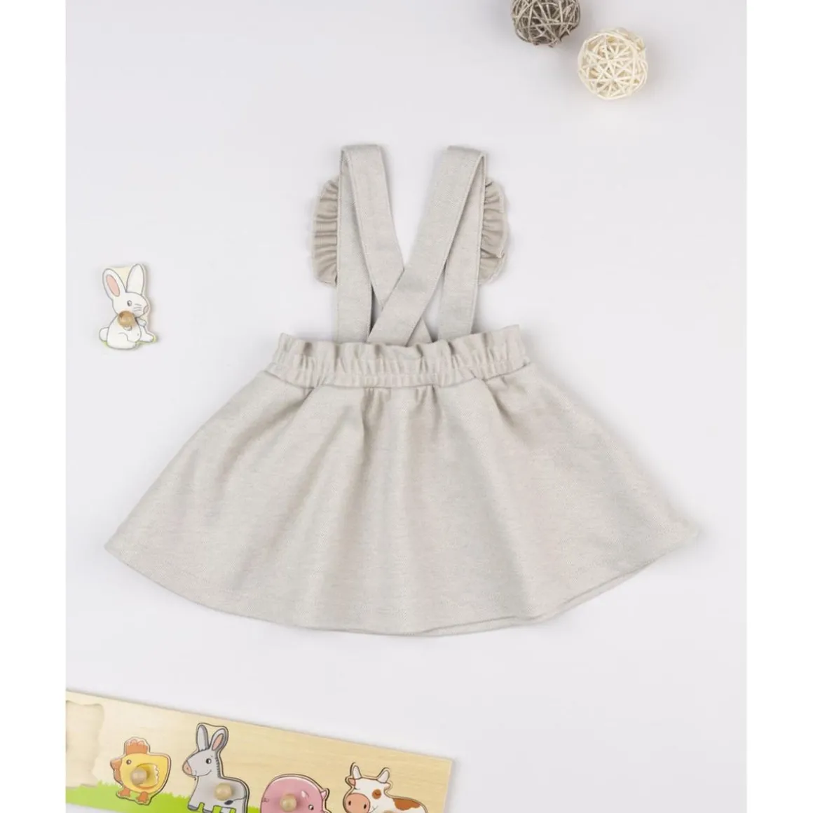 Peto con falda niña beige con bordados