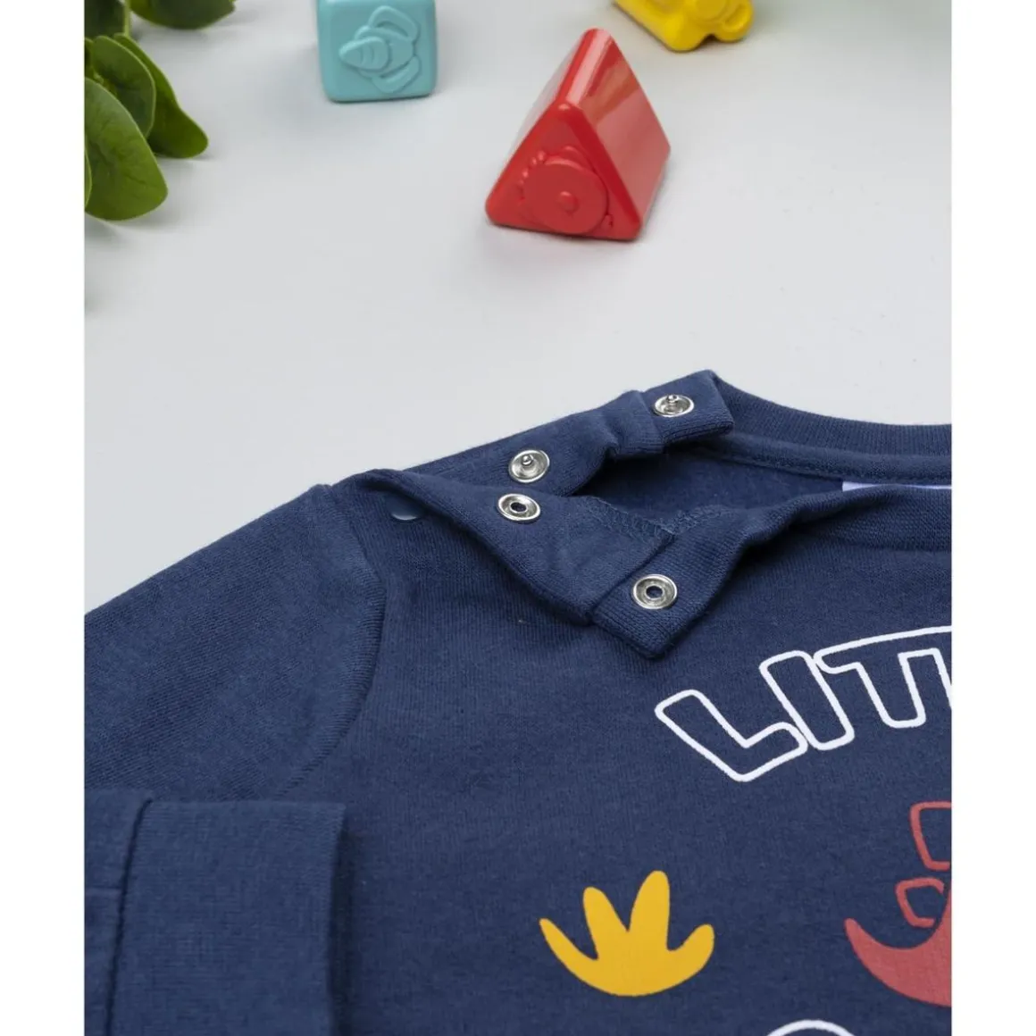 Pijama azul y rojo con dinosaurio para niño