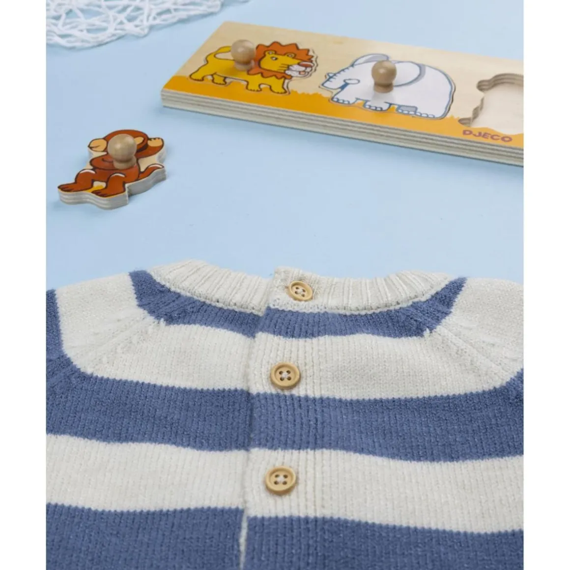 Pijama de bebé a rayas beige y azul